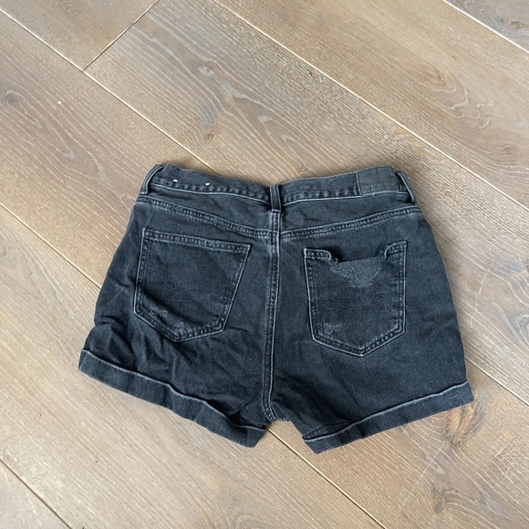 American Eagle Black Distressed Mom Jean Shorts Size 4 - Picture 2 of 4